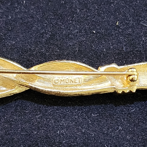 Vtg Signed Monet Gold Tone Ribbon Brooch Pin - Picture 7 of 9